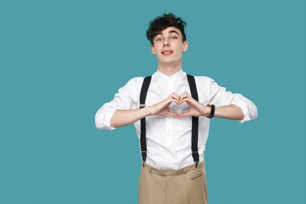 Feliz Joven Empresario Rizado Camisa Blanca Casual Clásico Tirante Mostrando — Foto de Stock