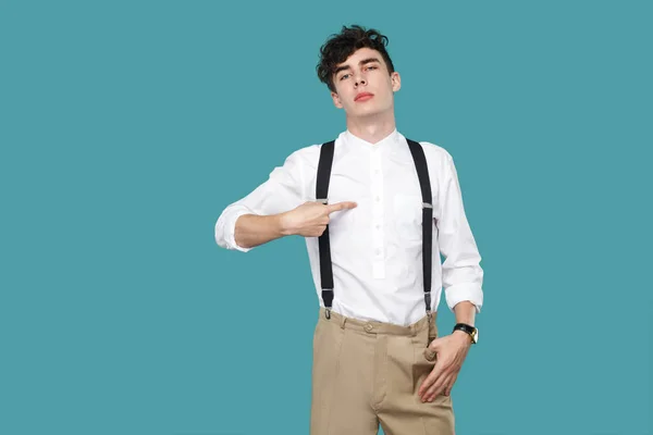 Jovem Empresário Encaracolado Orgulhoso Camisa Branca Casual Clássica Suspender Apontando — Fotografia de Stock