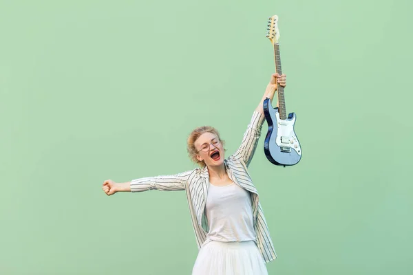 Ung Blond Kvinna Vita Kläder Och Randig Blus Med Glasögon — Stockfoto