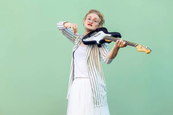 Ung Blond Kvinna Vita Kläder Och Randig Blus Med Glasögon — Stockfoto