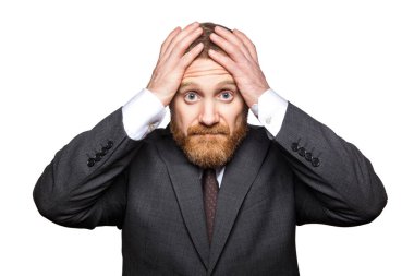 siyah takım elbiseli üzgün yakışıklı sakallı işadamı portresi başını tutarak ve beyaz arka plan izole keder umutsuz yüzü ile kameraya bakıyor.