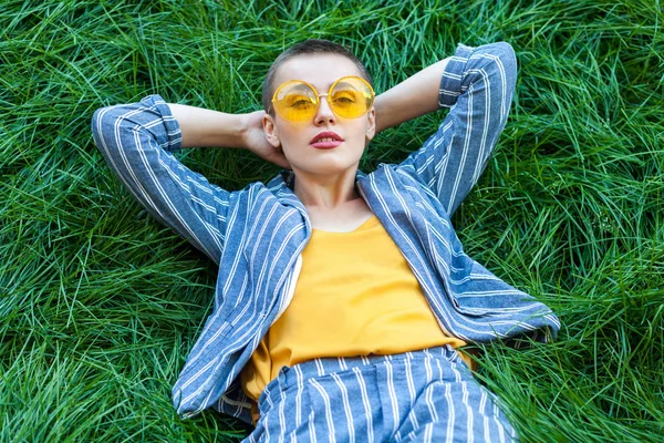 Mooie Jonge Vrouw Casual Blauw Gestreept Pak Gele Shirt Met — Stockfoto