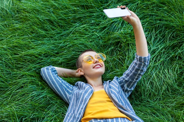 Smiley Junge Frau Mit Kurzen Haaren Lässigem Blau Gestreiftem Anzug — Stockfoto