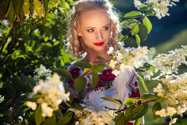 Portrét Atraktivní Ženy Oblečené Stylové Ukrajinské Výšivky Červené Sukně Která — Stock fotografie