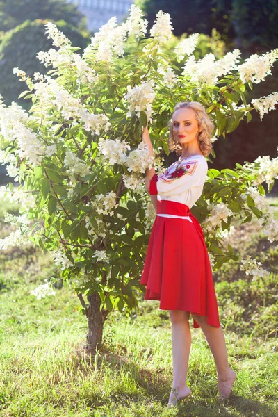 Descalza Atractiva Mujer Vestida Con Estilo Bordado Ucraniano Falda Roja —  Fotos de Stock