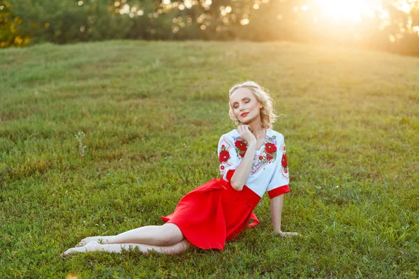 Atrakcyjna Blondynka Ubrana Stylowe Ukraińskie Hafty Czerwona Spódnica Stwarzające Zielonej — Zdjęcie stockowe