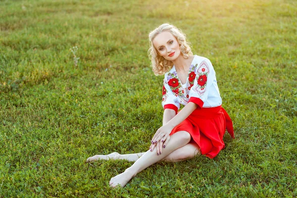 Aantrekkelijke Blonde Vrouw Gekleed Stijlvolle Oekraïense Borduurwerk Rode Rok Poseren — Stockfoto