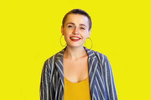 Muotokuva Onnellinen Tyytyväinen Nuori Lyhyet Hiukset Kaunis Nainen Rento Keltainen — kuvapankkivalokuva