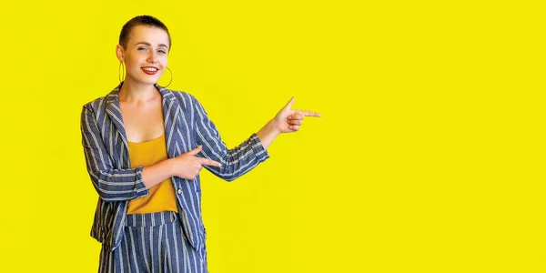 Sorprendido Joven Pelo Corto Hermosa Mujer Camisa Amarilla Traje Rayas —  Fotos de Stock