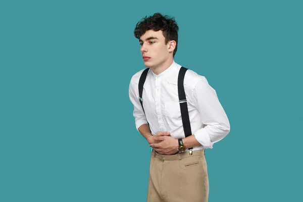 Encaracolado Jovem Homem Negócios Camisa Branca Casual Clássico Suspender Sentindo — Fotografia de Stock