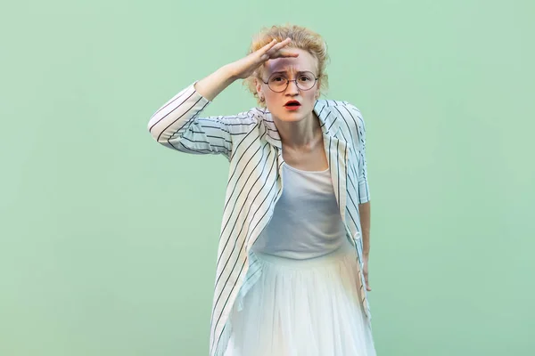 Allvarlig Ung Blond Kvinna Vitrandig Blus Med Glasögon Stående Med — Stockfoto
