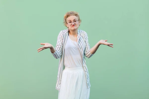 Confusa Mujer Rubia Joven Dudosa Blusa Rayas Blancas Con Gafas — Foto de Stock