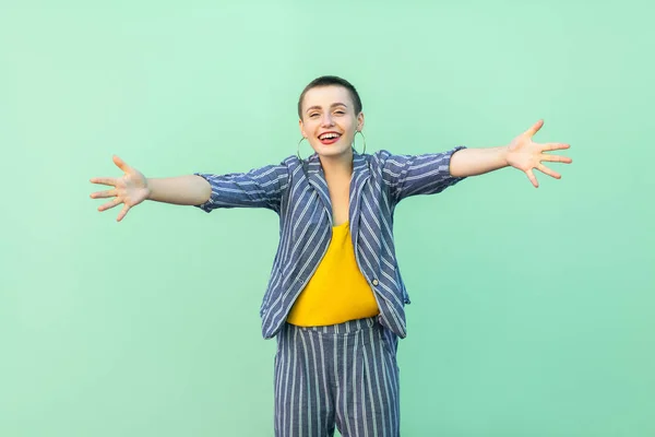 Feliz Hermoso Pelo Corto Joven Mujer Con Estilo Traje Rayas — Foto de Stock