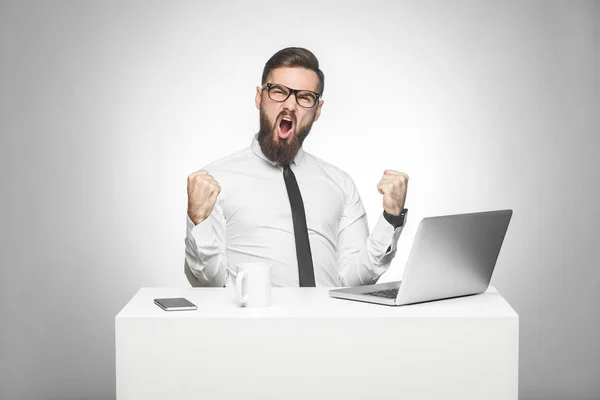 Sorprendido Satisfecho Positivo Barbudo Joven Hombre Negocios Camisa Blanca Corbata — Foto de Stock