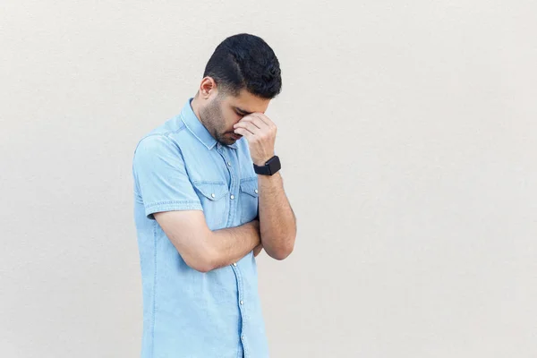 Triest Alleen Knappe Jonge Bebaarde Man Blauw Shirt Holding Hoofd — Stockfoto