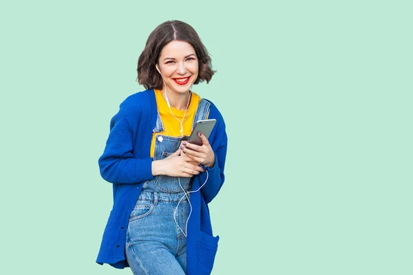 Bella Donna Allegra Tuta Denim Hipster Che Tiene Smartphone Ascoltare — Foto Stock