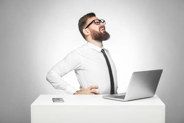 Malsana Joven Manager Con Camisa Blanca Corbata Negra Sentado Mesa —  Fotos de Stock