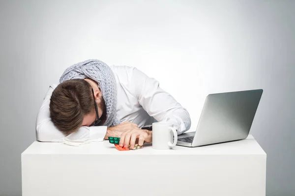 疾病经理在白衬衫与药丸在手打瞌睡在工作场所附近的笔记本电脑 — 图库照片