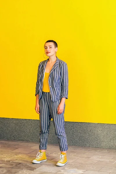 Feliz Satisfecha Joven Pelo Corto Hermosa Mujer Camisa Amarilla Casual — Foto de Stock