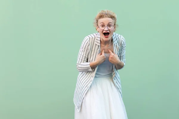 Überrascht Junge Blonde Frau Weiß Gestreifter Bluse Und Brille Steht — Stockfoto