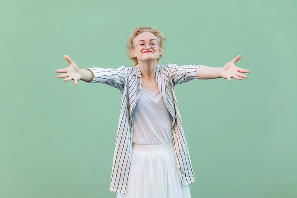 Lycklig Ung Blond Kvinna Vit Randig Blus Med Glasögon Stående — Stockfoto