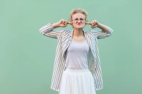 Mujer Joven Blusa Rayas Blancas Con Anteojos Pie Con Los — Foto de Stock