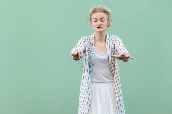 Blind Ung Blond Kvinna Vit Randig Blus Stående Med Slutna — Stockfoto