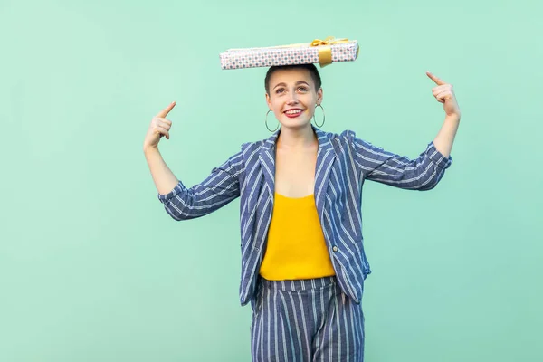 Juguetón Pelo Corto Hermosa Mujer Hipster Camisa Amarilla Traje Rayas —  Fotos de Stock