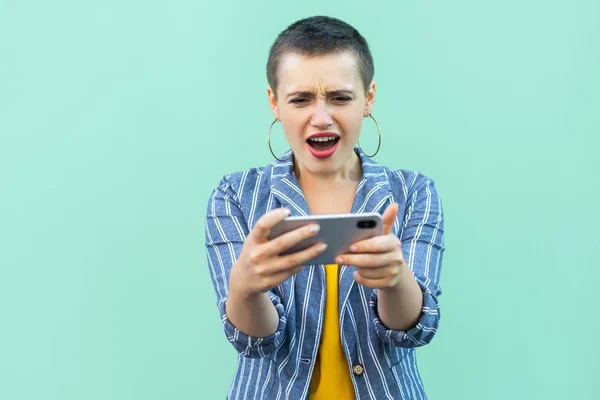 Schöne Unglaublich Kurze Haare Hipster Frau Gelbem Hemd Und Gestreiftem — Stockfoto