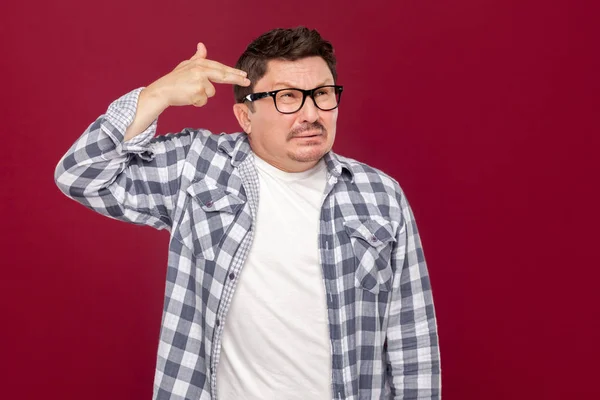 Triste Homem Meia Idade Camisa Quadriculada Óculos Posando Com Gesto — Fotografia de Stock