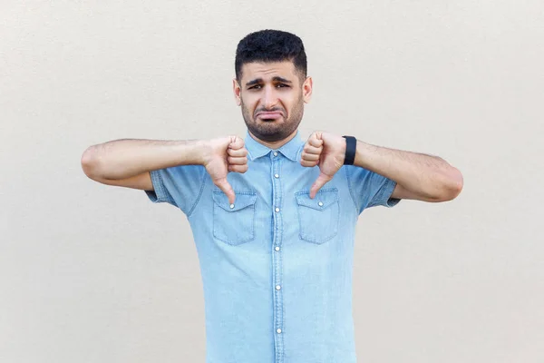 Boos Knappe Jonge Bebaarde Man Blauw Shirt Met Duimen Naar — Stockfoto