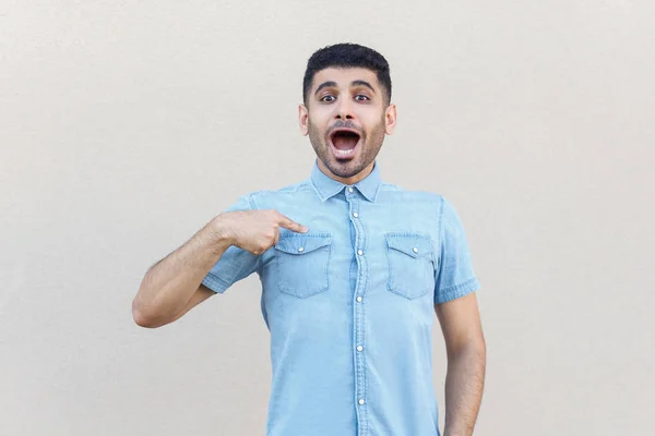 Verrast Knappe Jonge Bebaarde Man Blauw Shirt Wijst Zichzelf Kijken — Stockfoto