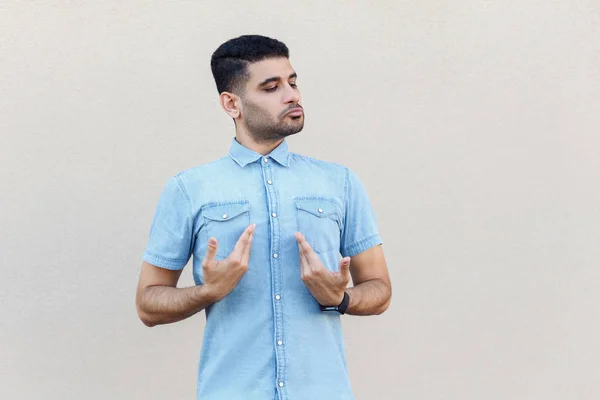 Orgulhoso Bonito Jovem Barbudo Homem Camisa Azul Apontando Olhando Com — Fotografia de Stock