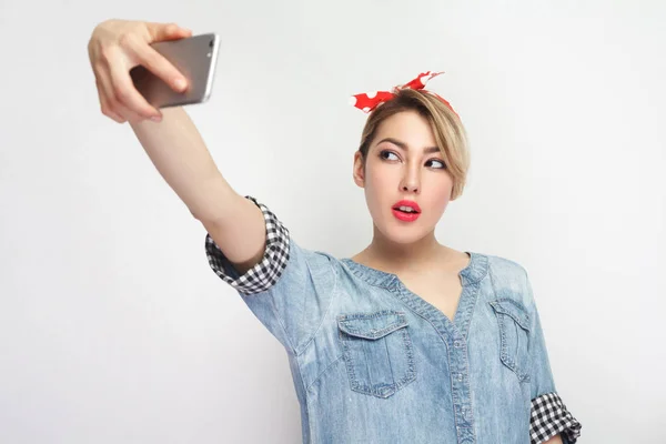 Glückliche Attraktive Bloggerin Lässigem Blauen Jeanshemd Mit Rotem Stirnband Smartphone — Stockfoto