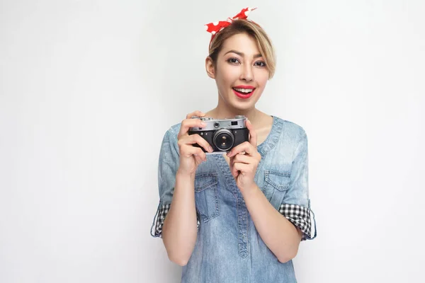 Hermosa Joven Blogger Mujer Camisa Mezclilla Azul Casual Con Diadema —  Fotos de Stock