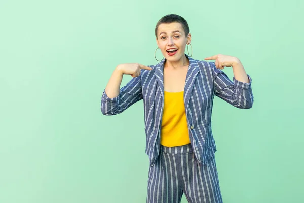 Überrascht Schöne Kurze Haare Junge Frau Lässig Gestreiften Anzug Zeigt — Stockfoto