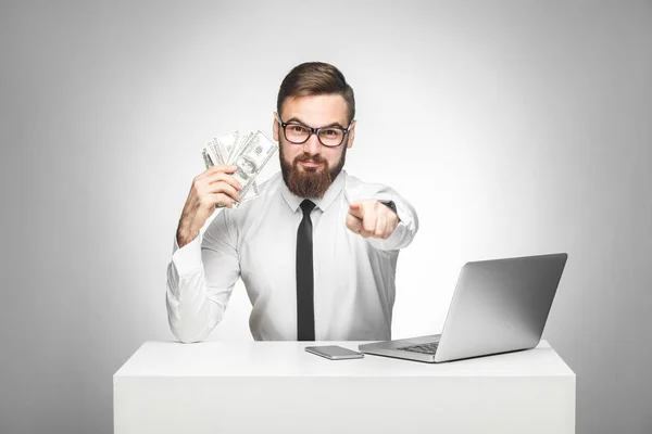 Bonito Satisfeito Barbudo Jovem Chefe Branco Camisa Gravata Preta Sentado — Fotografia de Stock