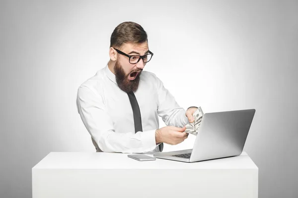 Emotional Schockierter Geschäftsmann Weißem Hemd Mit Überraschtem Gesicht Und Geöffnetem — Stockfoto