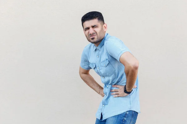 Enfermo Guapo Joven Barbudo Hombre Camisa Azul Pie Sosteniendo Doloroso — Foto de Stock