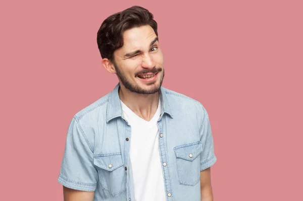 Divertido Guapo Barbudo Joven Azul Casual Estilo Camisa Guiño Mirando —  Fotos de Stock