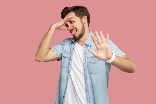 Verward Knappe Bebaarde Jonge Man Blauwe Casual Stijl Shirt Knijpen — Stockfoto