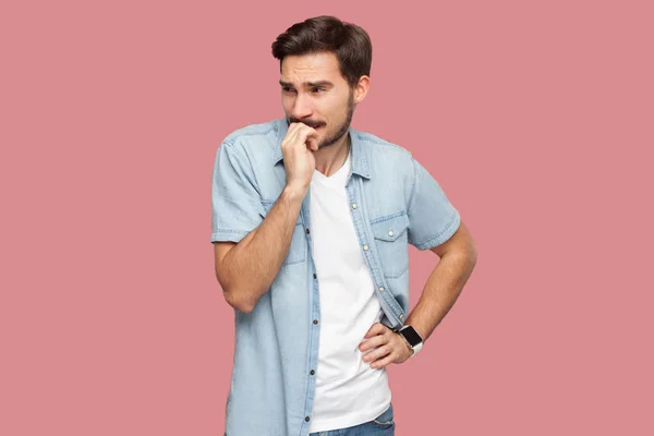 Nervoso Preocupação Bonito Barbudo Jovem Azul Casual Estilo Camisa Olhando — Fotografia de Stock