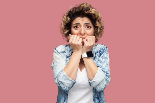 Mujer Joven Nerviosa Con Peinado Rizado Camisa Azul Casual Mordiéndose —  Fotos de Stock