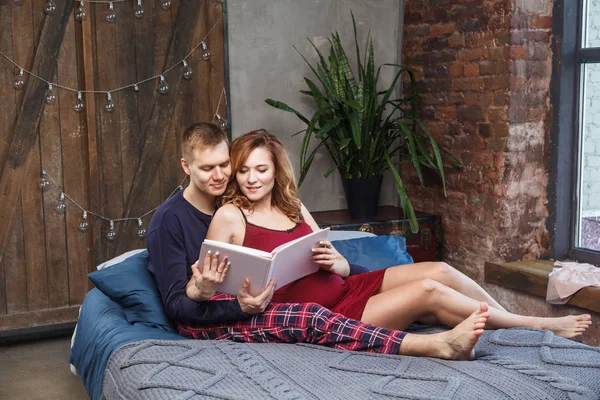 Feliz Joven Familia Ropa Dormir Celebración Álbum Sonriendo Mientras Pasar — Foto de Stock