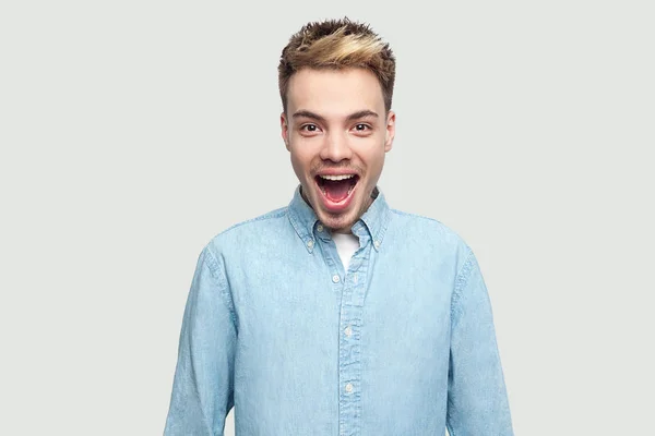 Förvånad Stilig Ung Man Ljusblå Skjorta Tittar Kamera Med Förvånad — Stockfoto