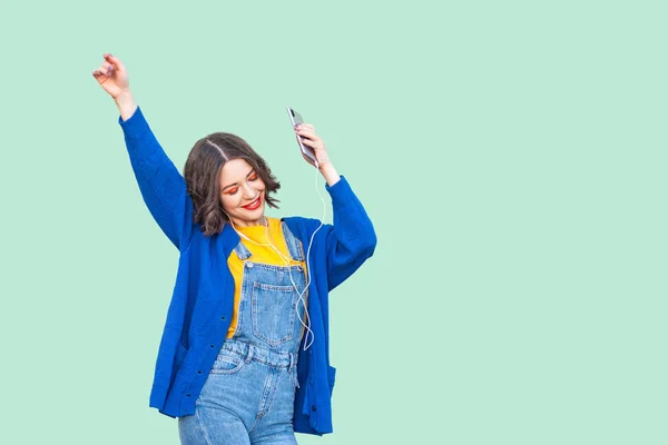 Όμορφη Ανέμελη Νεαρή Γυναίκα Χίπις Ντένιμ Φόρμες Κρατώντας Smartphone Και — Φωτογραφία Αρχείου