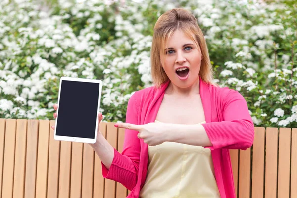 Surpresa Bela Jovem Empresária Estilo Elegância Segurando Tablet Apontando Dedo — Fotografia de Stock