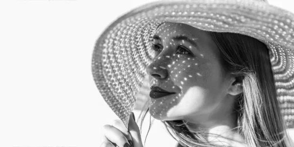 Portret Frumos Senzual Bruneta Tanara Femeie Machiaj Holding Pălărie Lumina — Fotografie, imagine de stoc