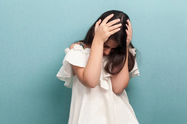 Triste Bela Morena Jovem Com Preto Longo Cabelo Liso Vestido — Fotografia de Stock