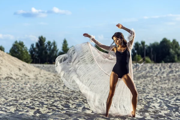 Siyah Vücuttaki Çekici Esmer Kadın Yarı Saydam Plaj Gün Batımında — Stok fotoğraf